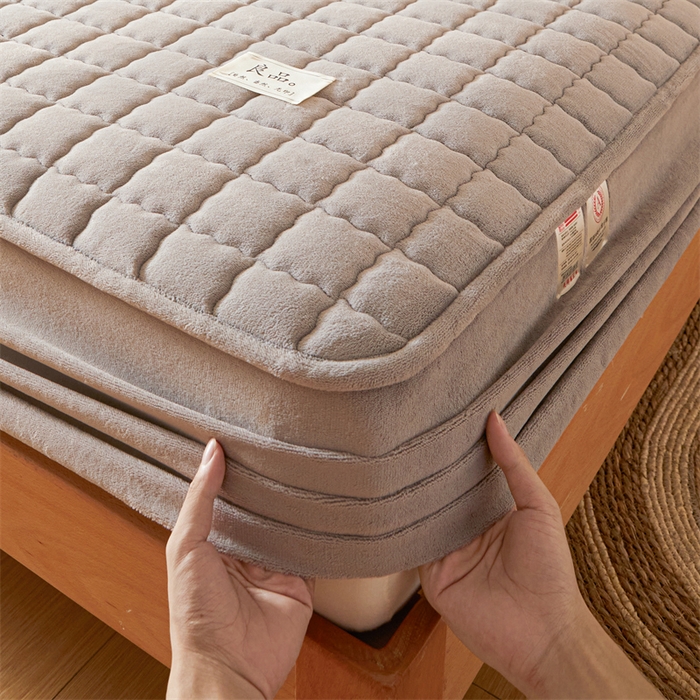 91家纺网 家纺一手货源 找家纺 鑫钰 2024新款A类无印风牛奶绒大豆夹棉床笠-暖格 暖格-紫灰