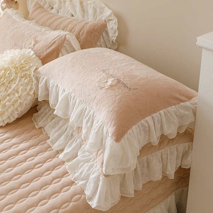 91家纺网 家纺一手货源 找家纺 胜权家纺 2024秋冬新款法式牛奶绒蕾丝单床盖系列-爱丽丝 爱丽丝-奶油米