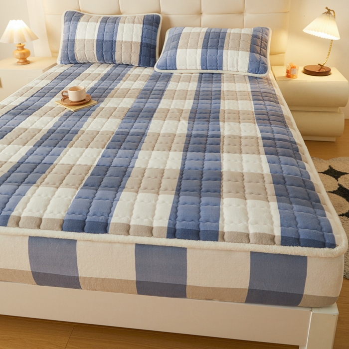 91家纺网 家纺一手货源 找家纺 鑫钰 2024新款A类无印风牛奶绒大豆夹棉床笠-暖格 暖格-蓝大格