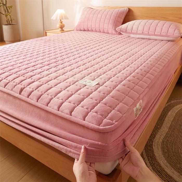 91家纺网 家纺一手货源 找家纺 鑫钰 2024新款A类无印风牛奶绒大豆夹棉床笠-暖格 暖格-绯粉