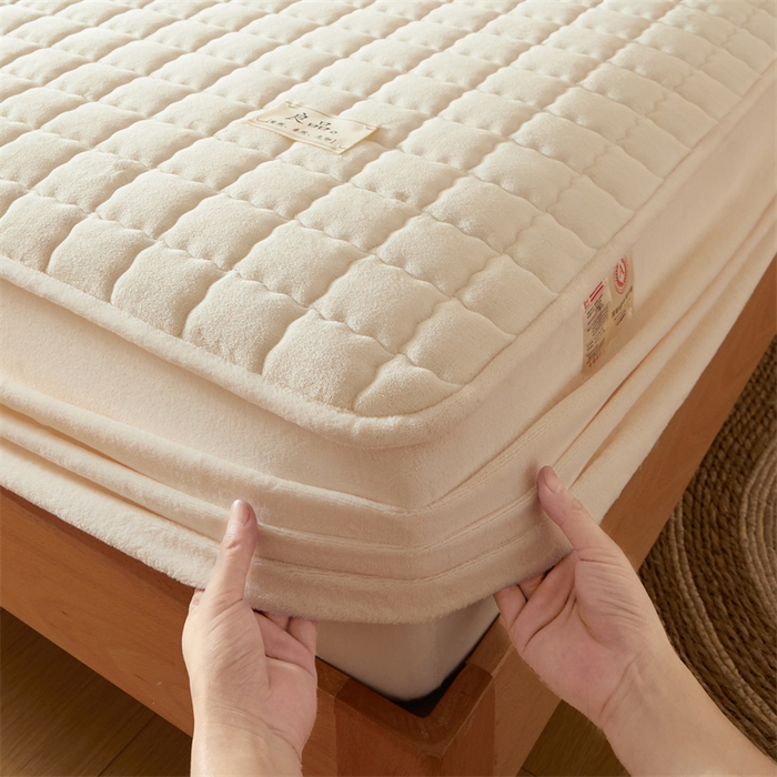 91家纺网 家纺一手货源 找家纺 鑫钰 2024新款A类无印风牛奶绒大豆夹棉床笠-暖格 暖格-米白