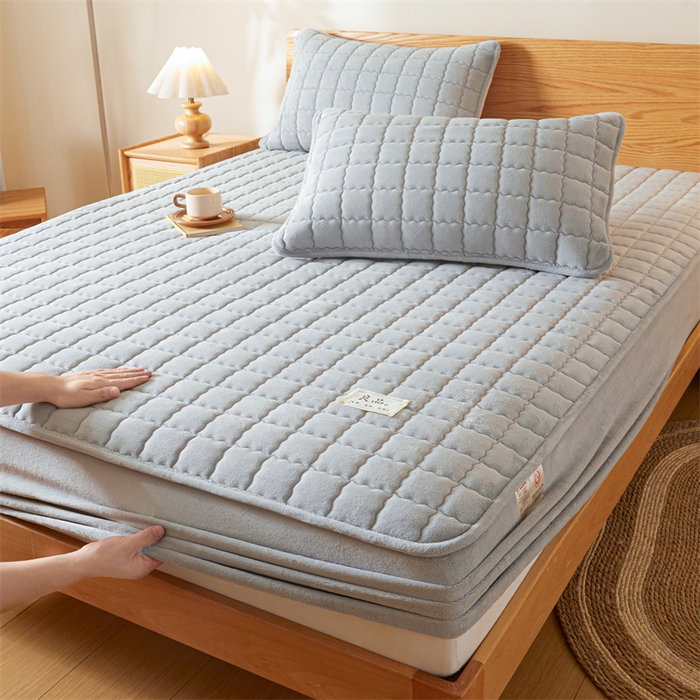 91家纺网 家纺一手货源 找家纺 鑫钰 2024新款A类无印风牛奶绒大豆夹棉床笠-暖格 暖格-浅灰