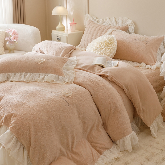 91家纺网 家纺一手货源 找家纺 胜权家纺 2024秋冬新款法式牛奶绒蕾丝床盖四件套系列-爱丽丝 爱丽丝-奶油米