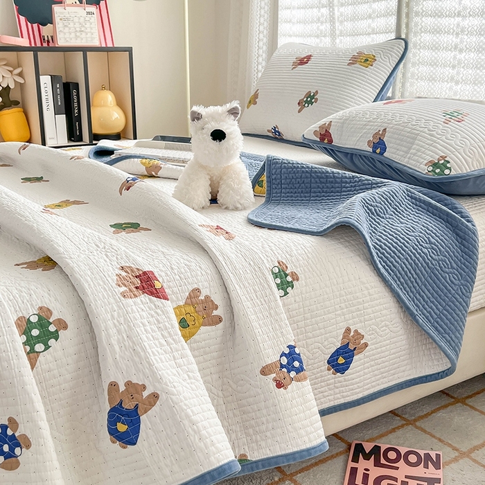91家纺网 家纺一手货源 找家纺 沐纯家居 2025新款婴儿绒纯棉水洗床盖 萌宠小熊-海蓝