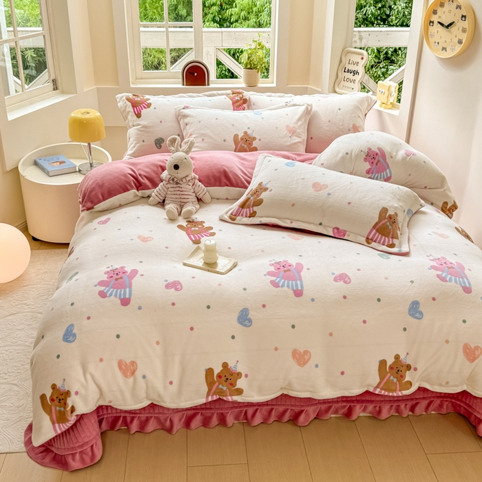 91家纺网 家纺一手货源 找家纺 尚美 2024新款高克重印花花边牛奶绒床盖四件套 熊宝的快乐