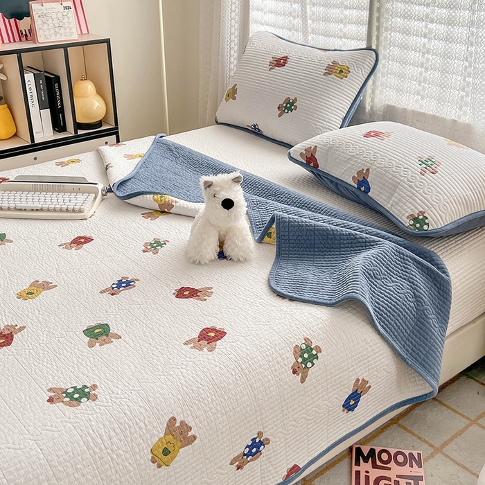 91家纺网 家纺一手货源 找家纺 沐纯家居 2025新款婴儿绒纯棉水洗床盖 萌宠小熊-海蓝