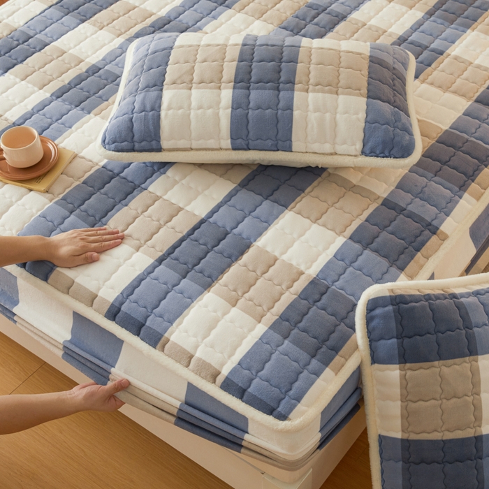 91家纺网 家纺一手货源 找家纺 鑫钰 2024新款A类无印风牛奶绒大豆夹棉床笠-暖格 暖格-蓝大格