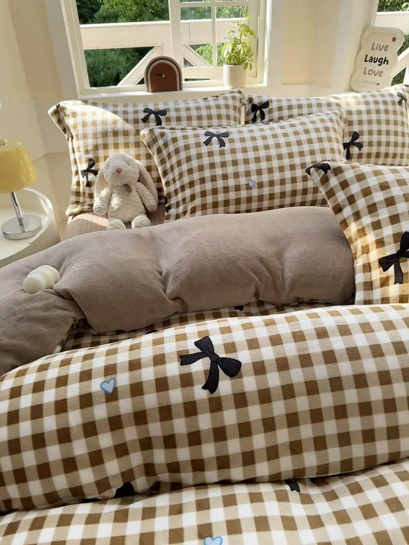 91家纺网 家纺一手货源 找家纺 尚美 2024新款高克重印花花边牛奶绒床盖四件套 咖色蝴蝶梦