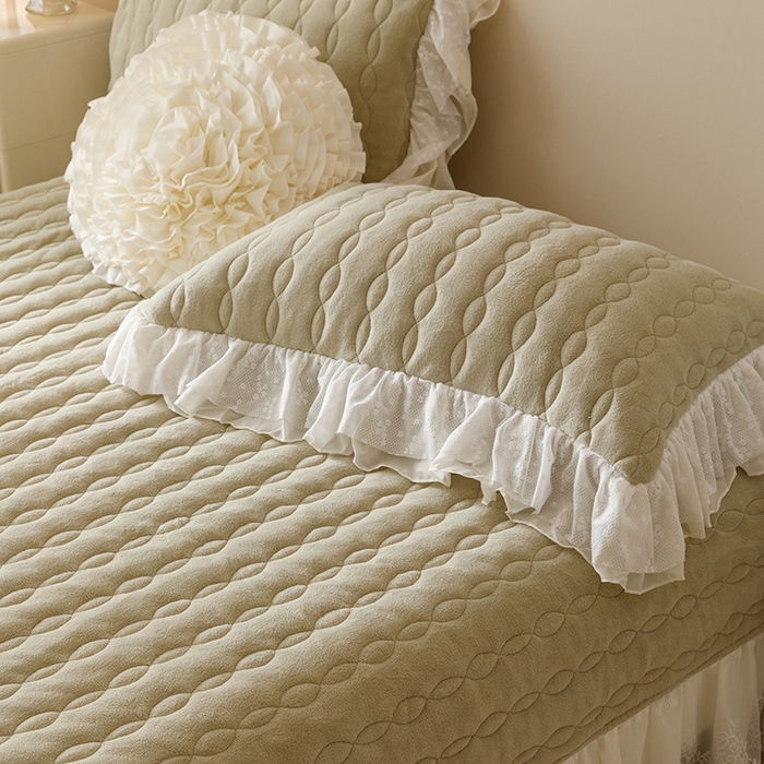 91家纺网 家纺一手货源 找家纺 胜权家纺 2024秋冬新款法式牛奶绒蕾丝单床盖系列-爱丽丝 爱丽丝-橄榄绿