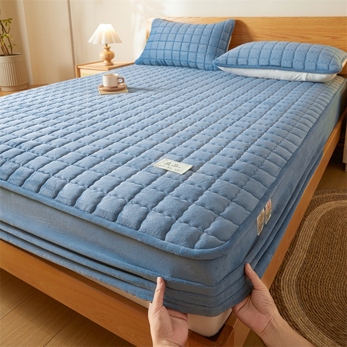 91家纺网 家纺一手货源 找家纺 鑫钰 2024新款A类无印风牛奶绒大豆夹棉床笠-暖格 暖格-湖蓝