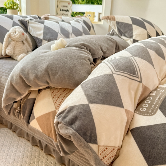 91家纺网 家纺一手货源 找家纺 尚美 2024新款高克重印花花边牛奶绒床盖四件套 菱形格