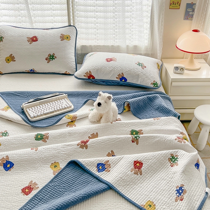 91家纺网 家纺一手货源 找家纺 沐纯家居 2025新款婴儿绒纯棉水洗床盖 萌宠小熊-海蓝