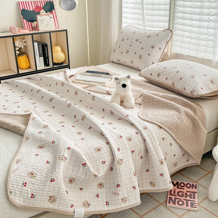 91家纺网 家纺一手货源 找家纺 沐纯家居 2025新款婴儿绒纯棉水洗床盖 樱桃派-奶咖