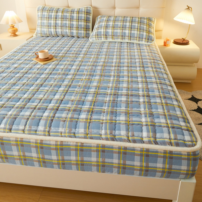 91家纺网 家纺一手货源 找家纺 鑫钰 2024新款A类无印风牛奶绒大豆夹棉床笠-暖格 暖格-简希蓝