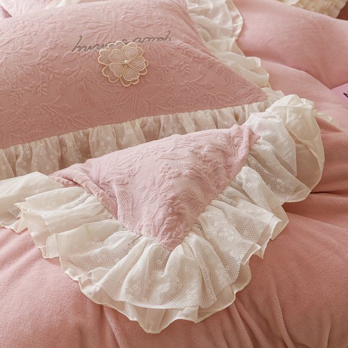 91家纺网 家纺一手货源 找家纺 胜权家纺 2024秋冬新款法式牛奶绒蕾丝床盖四件套系列-爱丽丝 爱丽丝-胭脂粉