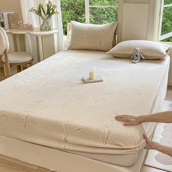 91家纺网 家纺一手货源 找家纺 大境 2024新款A类雕花绒牛奶绒床笠三件套单床笠宝宝绒婴儿绒 郁见 米咖