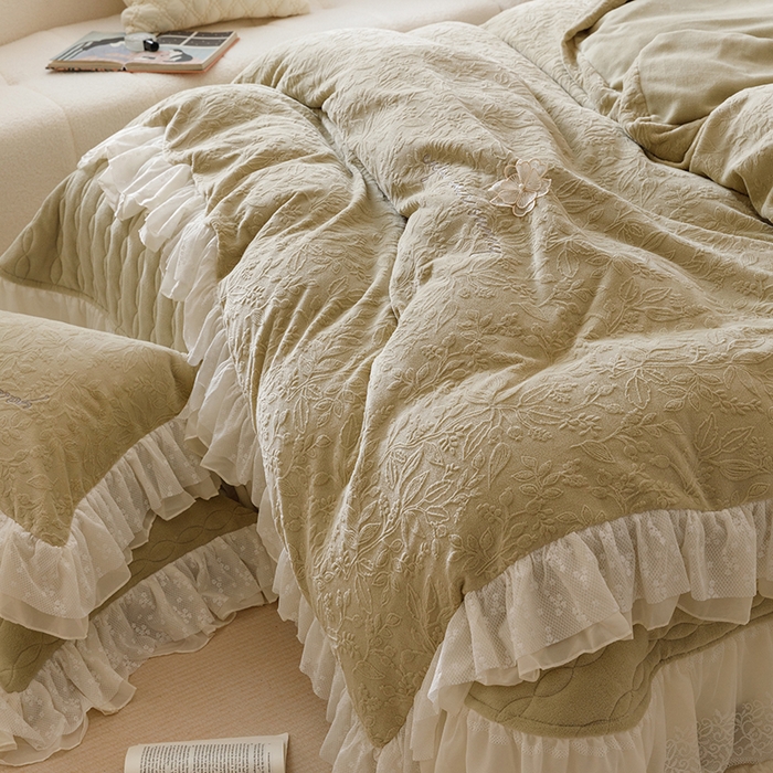 91家纺网 家纺一手货源 找家纺 胜权家纺 2024秋冬新款法式牛奶绒蕾丝床盖四件套系列-爱丽丝 爱丽丝-橄榄绿