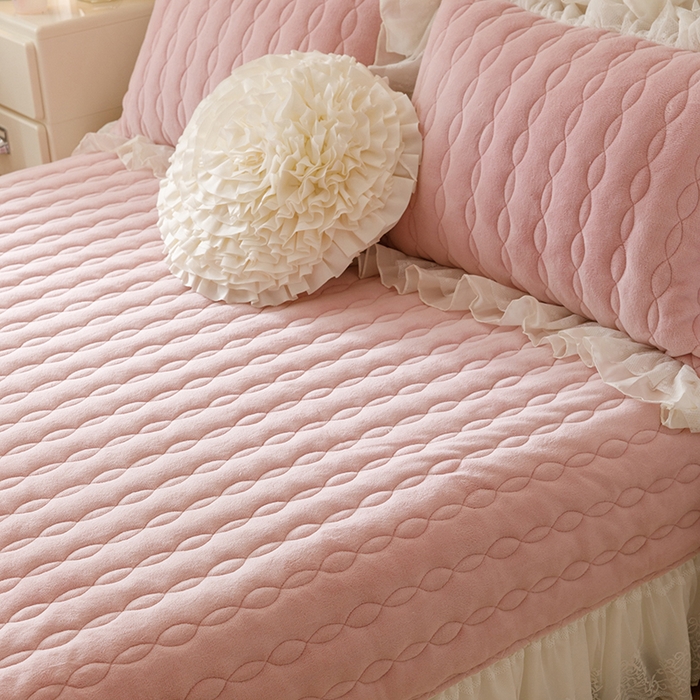 91家纺网 家纺一手货源 找家纺 胜权家纺 2024秋冬新款法式牛奶绒蕾丝单床盖系列-爱丽丝 爱丽丝-胭脂粉