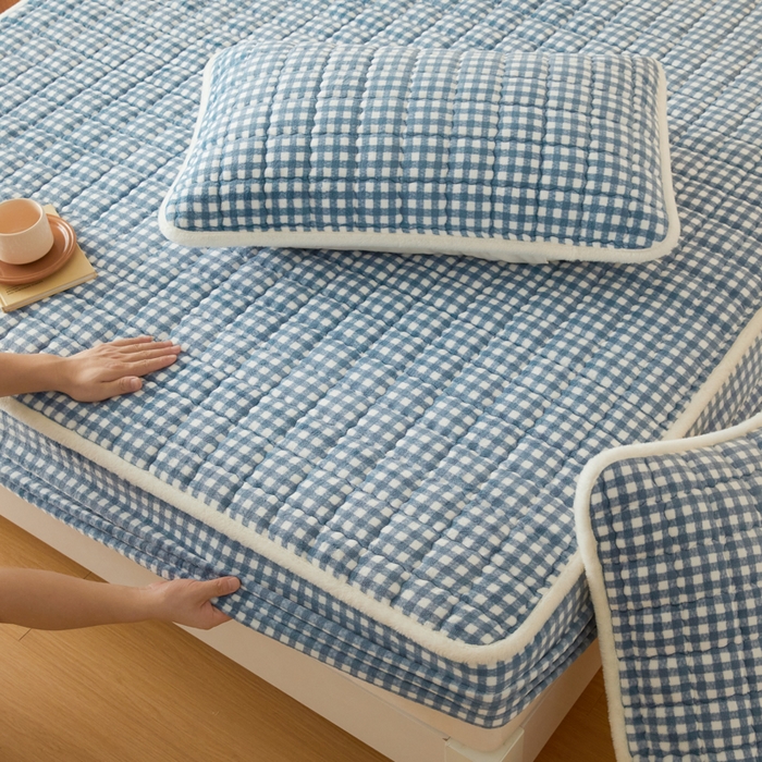 91家纺网 家纺一手货源 找家纺 鑫钰 2024新款A类无印风牛奶绒大豆夹棉床笠-暖格 暖格-蓝小格