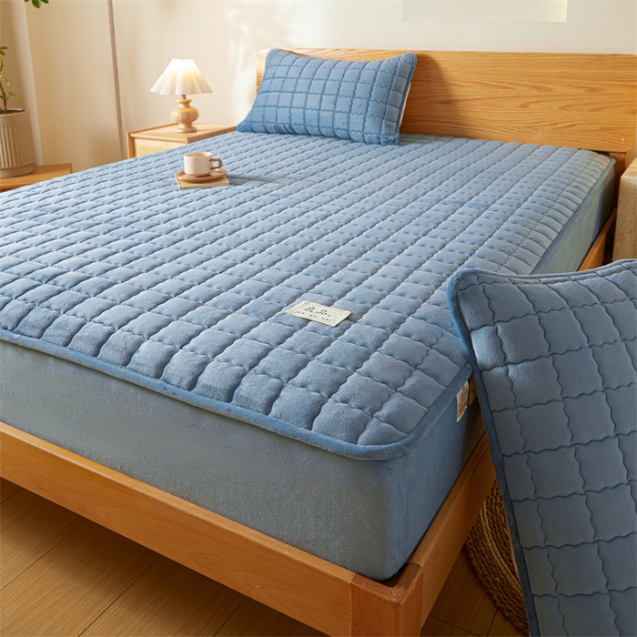 91家纺网 家纺一手货源 找家纺 鑫钰 2024新款A类无印风牛奶绒大豆夹棉床笠-暖格 暖格-湖蓝