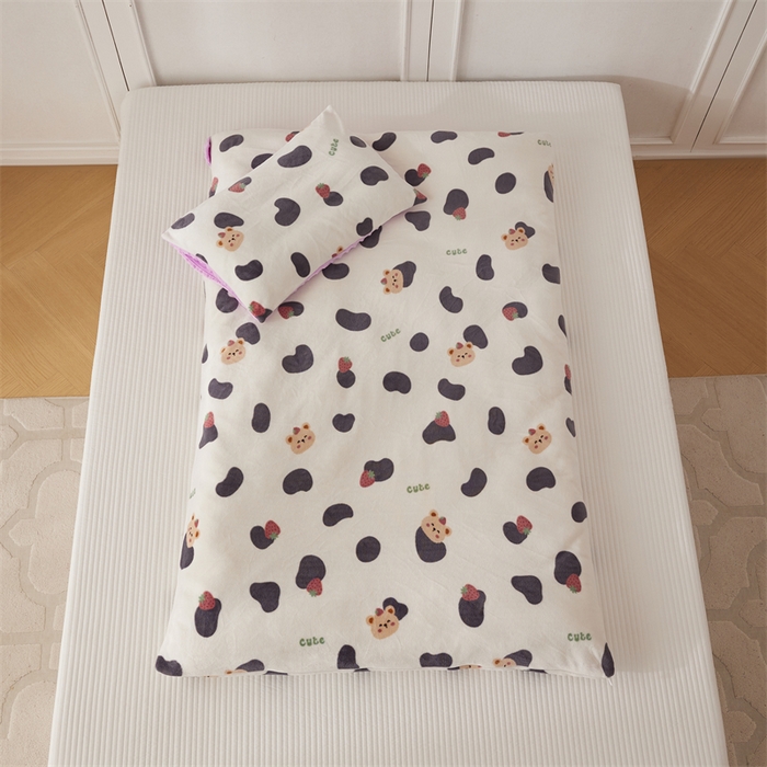 91家纺网 家纺一手货源 找家纺 艾佳宝贝 2024牛奶绒豆豆绒可拆式多功能防踢被 防踢被-多彩草莓熊