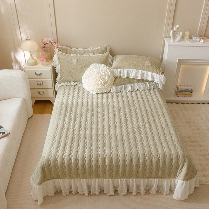 91家纺网 家纺一手货源 找家纺 胜权家纺 2024秋冬新款法式牛奶绒蕾丝单床盖系列-爱丽丝 爱丽丝-橄榄绿