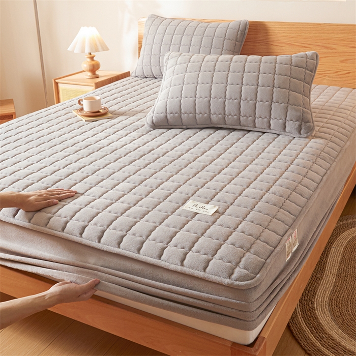 91家纺网 家纺一手货源 找家纺 鑫钰 2024新款A类无印风牛奶绒大豆夹棉床笠-暖格 暖格-紫灰