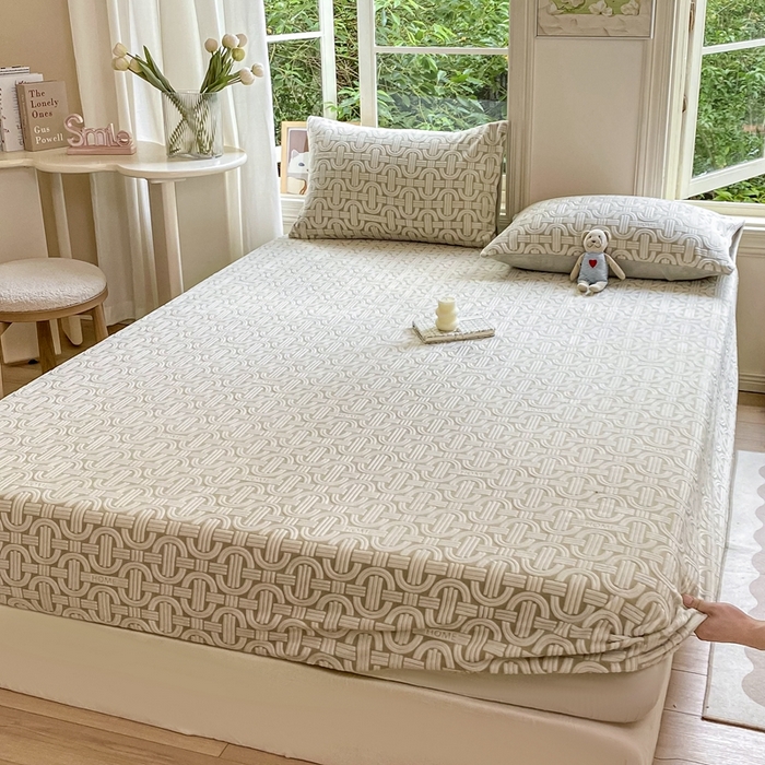 91家纺网 家纺一手货源 找家纺 大境 2024新款A类雕花绒牛奶绒床笠三件套单床笠宝宝绒婴儿绒 巴克曼 米灰