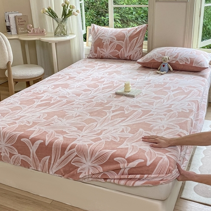 91家纺网 家纺一手货源 找家纺 其奥家纺 2025新款A类雕花绒牛奶绒床笠三件套单床笠宝宝绒婴儿绒 叶阑 蔷薇粉