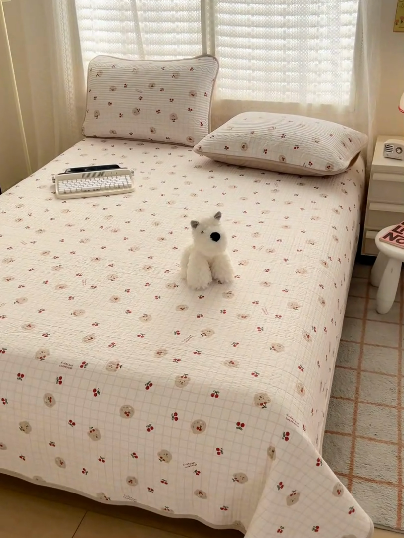 91家纺网 家纺一手货源 找家纺 沐纯家居 2025新款婴儿绒纯棉水洗床盖 樱桃派-奶咖