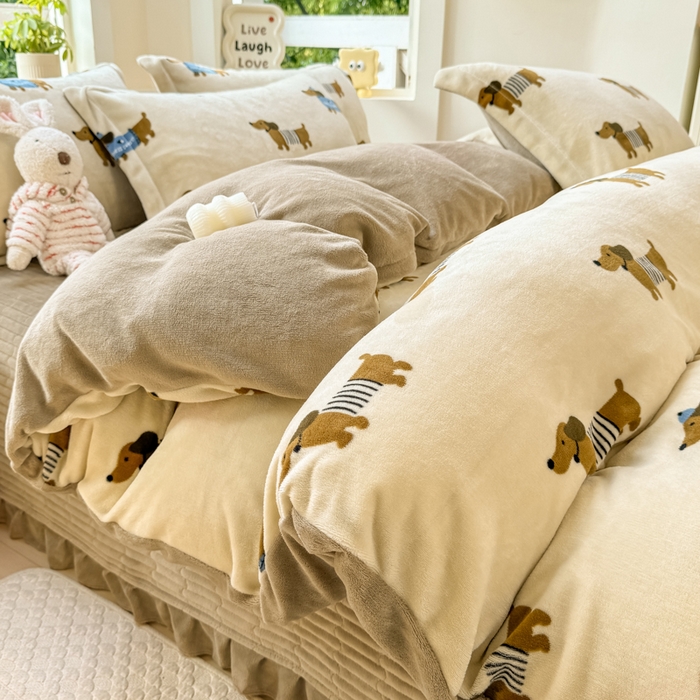 91家纺网 家纺一手货源 找家纺 尚美 2024新款高克重印花花边牛奶绒床盖四件套 跳跳狗