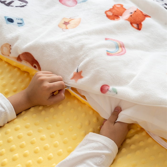 91家纺网 家纺一手货源 找家纺 艾佳宝贝 2024牛奶绒豆豆绒可拆式多功能防踢被 防踢被-萌趣动物园