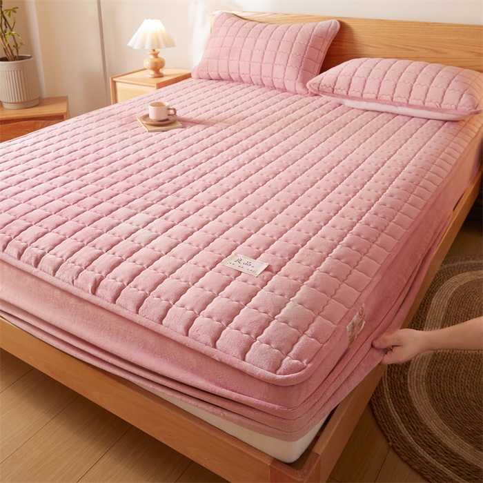 91家纺网 家纺一手货源 找家纺 鑫钰 2024新款A类无印风牛奶绒大豆夹棉床笠-暖格 暖格-绯粉