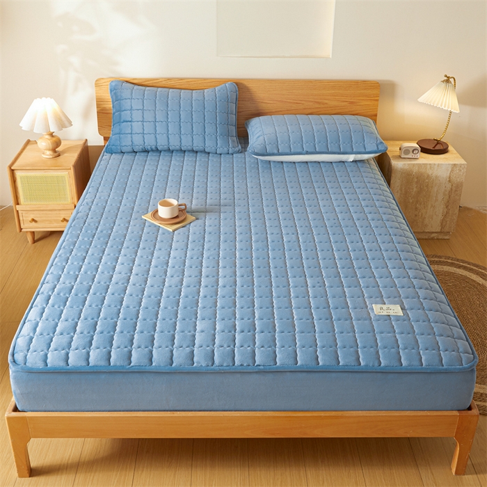 91家纺网 家纺一手货源 找家纺 鑫钰 2024新款A类无印风牛奶绒大豆夹棉床笠-暖格 暖格-湖蓝