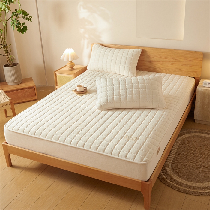 91家纺网 家纺一手货源 找家纺 鑫钰 2024新款A类无印风牛奶绒大豆夹棉床笠-暖格 暖格-米白