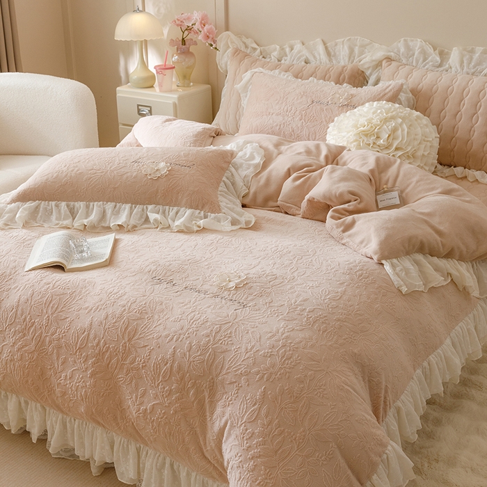 91家纺网 家纺一手货源 找家纺 胜权家纺 2024秋冬新款法式牛奶绒蕾丝床盖四件套系列-爱丽丝 爱丽丝-奶油米