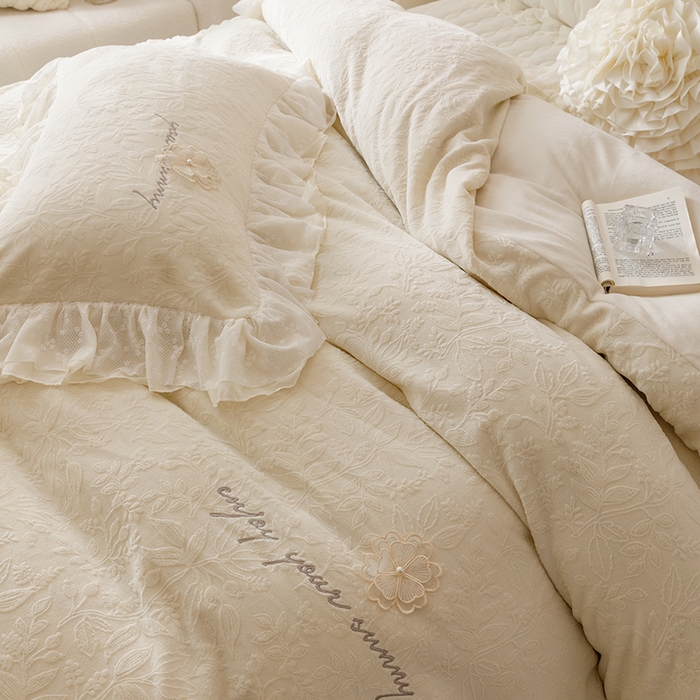 91家纺网 家纺一手货源 找家纺 胜权家纺 2024秋冬新款法式牛奶绒蕾丝床盖四件套系列-爱丽丝 爱丽丝-珍珠白