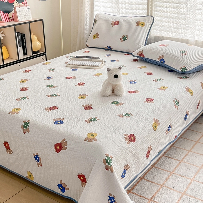 91家纺网 家纺一手货源 找家纺 沐纯家居 2025新款婴儿绒纯棉水洗床盖 萌宠小熊-海蓝