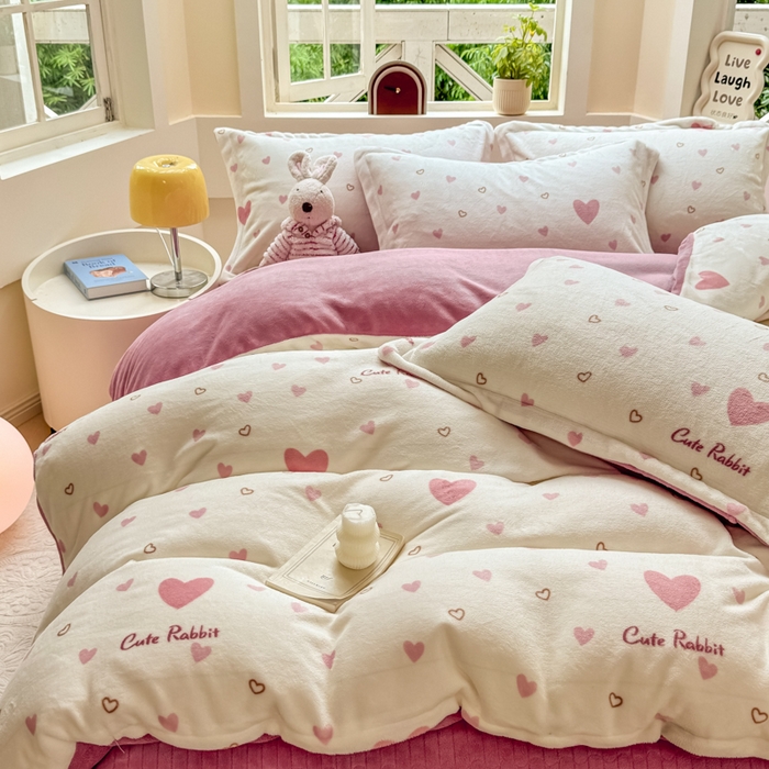 91家纺网 家纺一手货源 找家纺 尚美 2024新款高克重印花花边牛奶绒床盖四件套 粉爱心