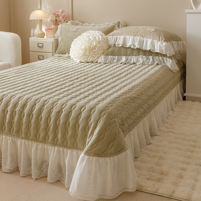 91家纺网 家纺一手货源 找家纺 胜权家纺 2024秋冬新款法式牛奶绒蕾丝单床盖系列-爱丽丝 爱丽丝-橄榄绿