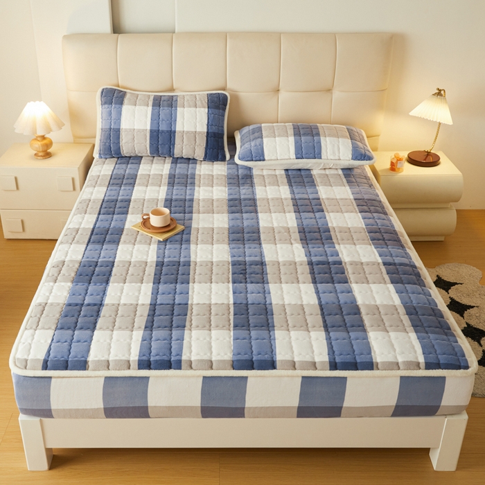 91家纺网 家纺一手货源 找家纺 鑫钰 2024新款A类无印风牛奶绒大豆夹棉床笠-暖格 暖格-蓝大格