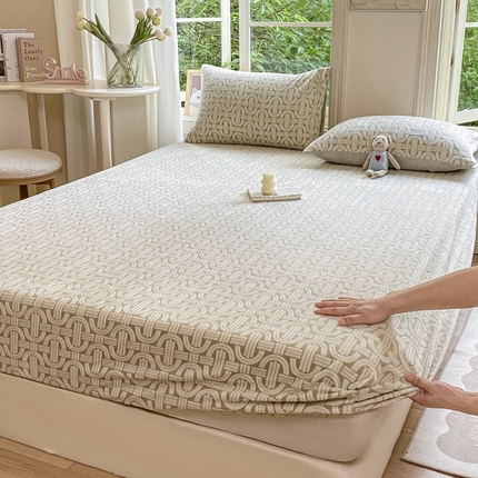 91家纺网 家纺一手货源 找家纺 大境 2024新款A类雕花绒牛奶绒床笠三件套单床笠宝宝绒婴儿绒 巴克曼 米灰