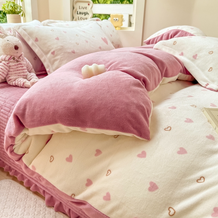 91家纺网 家纺一手货源 找家纺 尚美 2024新款高克重印花花边牛奶绒床盖四件套 粉爱心