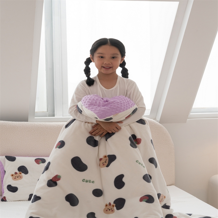 91家纺网 家纺一手货源 找家纺 艾佳宝贝 2024牛奶绒豆豆绒可拆式多功能防踢被 防踢被-多彩草莓熊