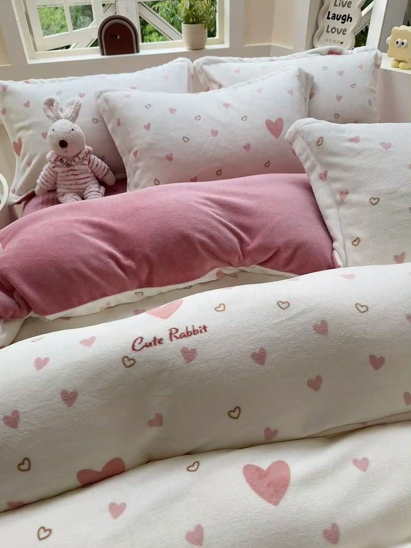 91家纺网 家纺一手货源 找家纺 尚美 2024新款高克重印花花边牛奶绒床盖四件套 粉爱心