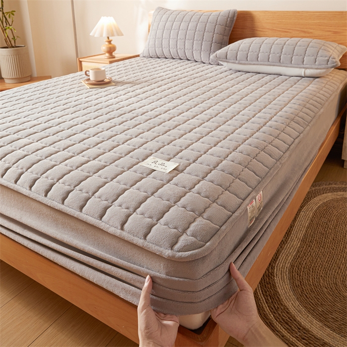 91家纺网 家纺一手货源 找家纺 鑫钰 2024新款A类无印风牛奶绒大豆夹棉床笠-暖格 暖格-紫灰