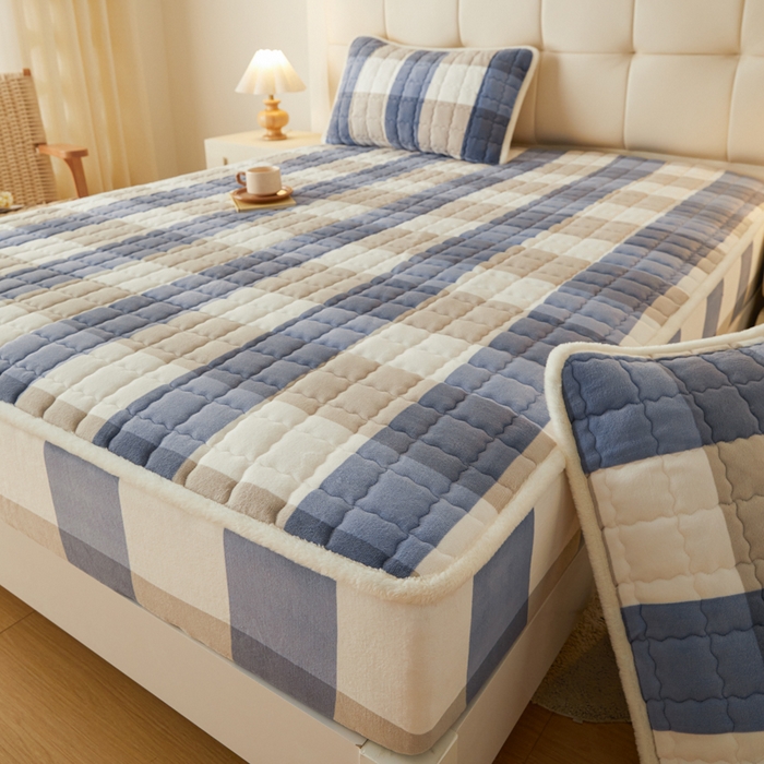 91家纺网 家纺一手货源 找家纺 鑫钰 2024新款A类无印风牛奶绒大豆夹棉床笠-暖格 暖格-蓝大格