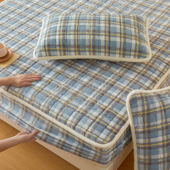 91家纺网 家纺一手货源 找家纺 鑫钰 2024新款A类无印风牛奶绒大豆夹棉床笠-暖格 暖格-简希蓝