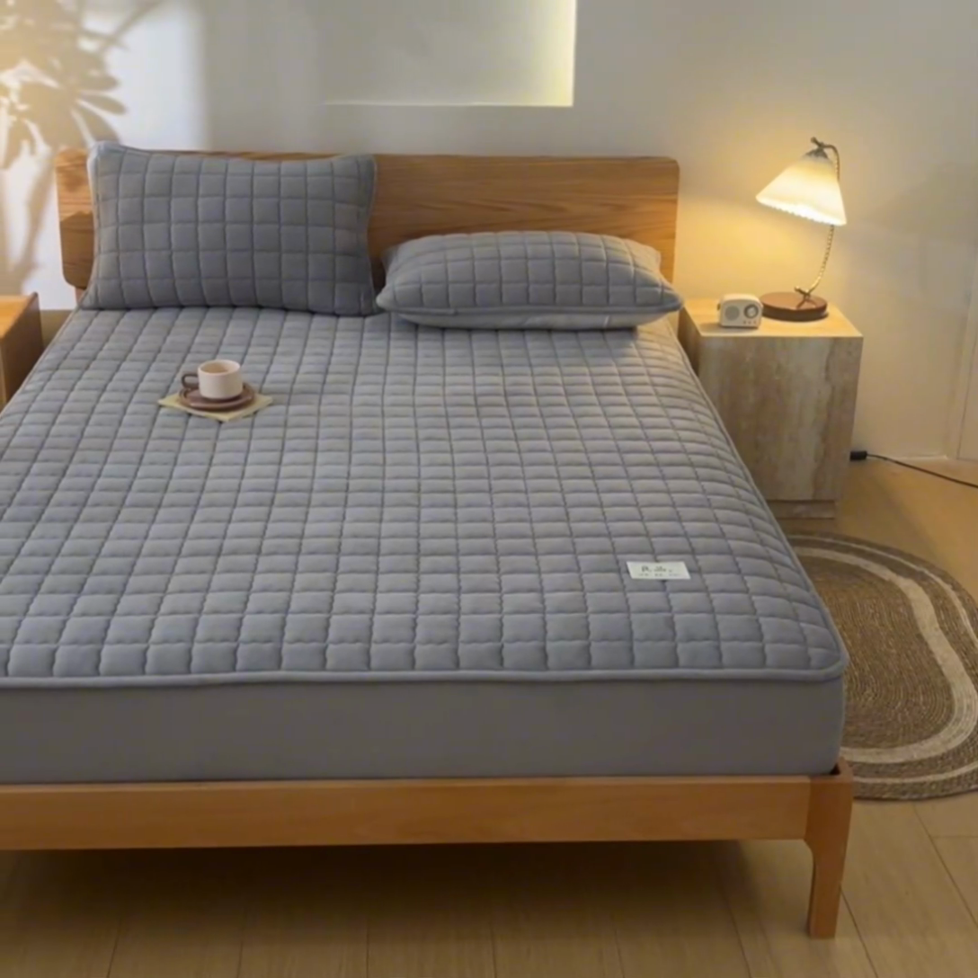 91家纺网 家纺一手货源 找家纺 鑫钰 2024新款A类无印风牛奶绒大豆夹棉床笠-暖格 暖格-紫灰