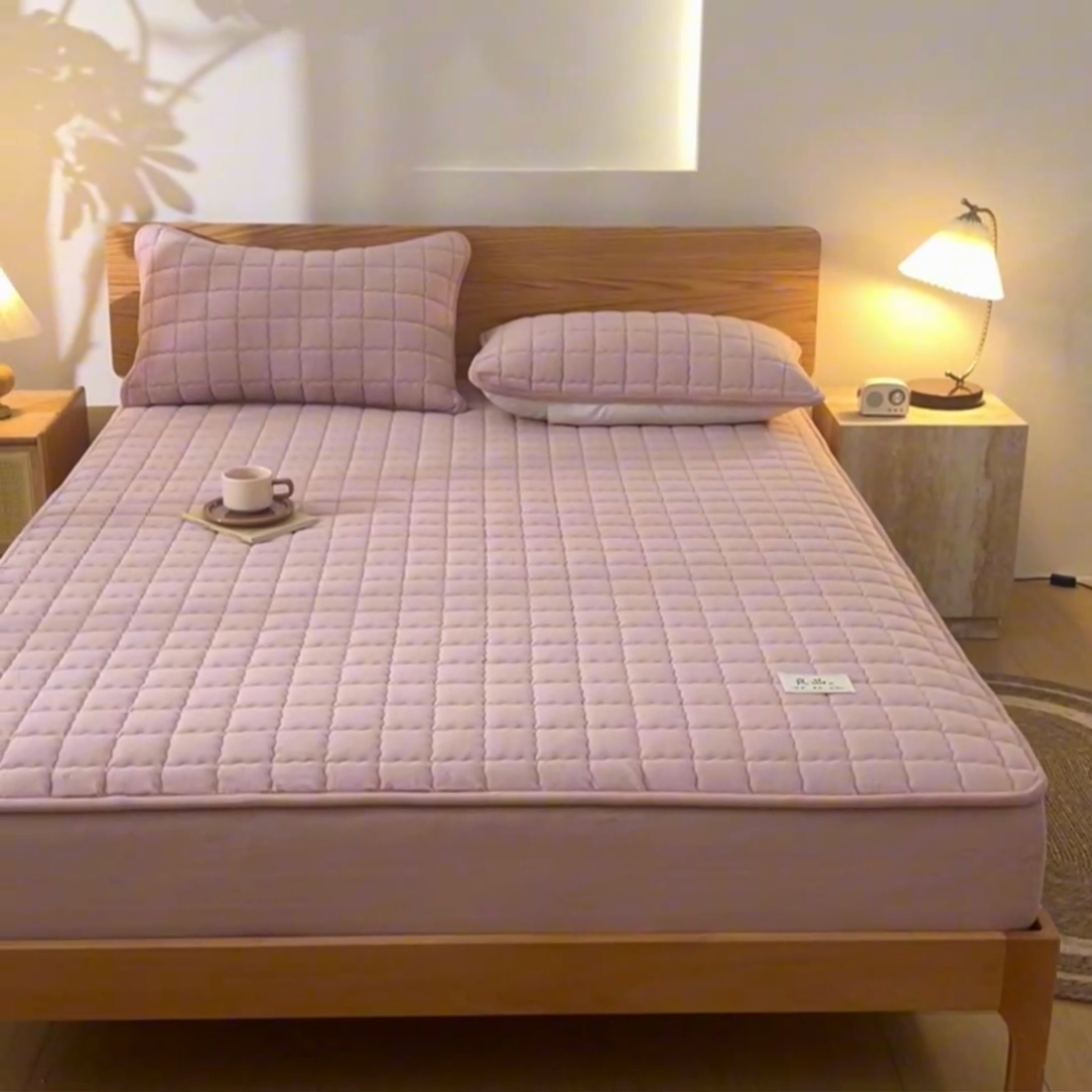 91家纺网 家纺一手货源 找家纺 鑫钰 2024新款A类无印风牛奶绒大豆夹棉床笠-暖格 暖格-绯粉